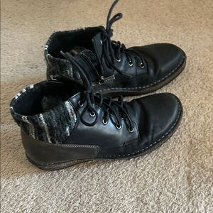 Aetrex Black Leather Ankle Boots with Patterned Collar